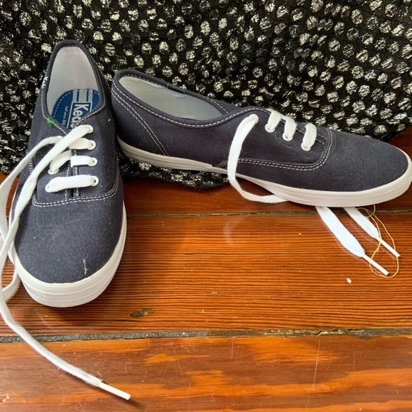 Keds Shoes - Never worn navy Ked’s size 8 slim (rare width)